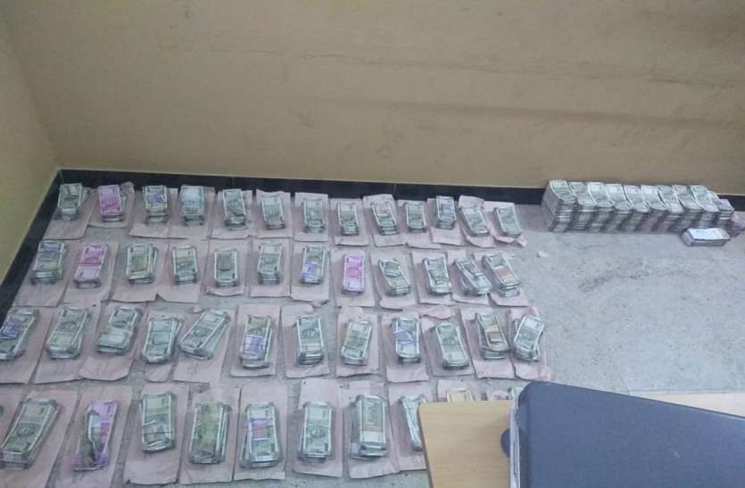 breaking news,election,top news,ballet,cash,paper,seized,Tamilnadu,One,before,filled, चुनाव के एक दिन पहले पकड़ी 1.48 करोड़ की नकदी