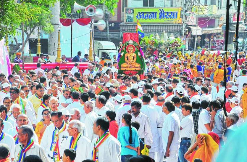 God Mahavir Swamy's birth anniversary धूमधाम से मनी भगवान महावीर स्वामी की जयंती