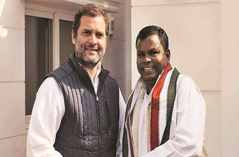 Kawasi Lakhma कवासी लखमा ने मतदाताओं को दी करेंट लगने की धमकी,चुनाव आयोग ने जारी किया नोटिस