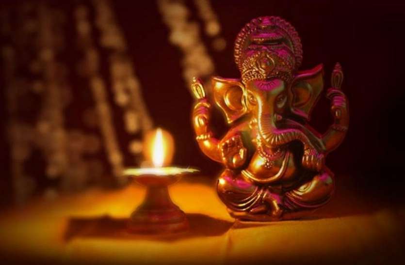 ganesh ji बुधवार को पढ़ें ये गणेश मंत्र और करें सरल उपाय, नहीं झेलनी पड़ेगी पैसों की किल्लत