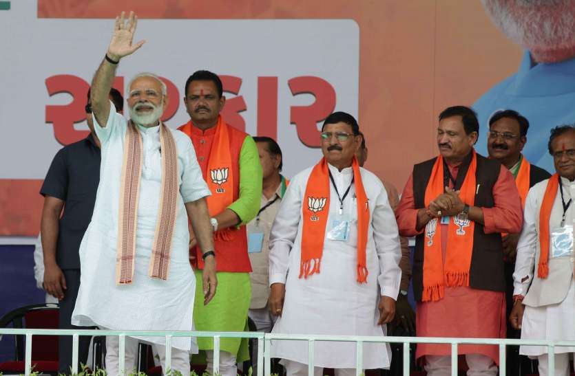 Poverty , Congress, Narendra Modi प्रधानमंत्री मोदी ने कहा, कांग्रेस हटेगी तो गरीबी अपने-आप हटेगी