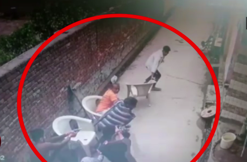news दिनदहाड़े चार बदमाशों ने घर में घुसकर शख्स को मारी गोली, सीसीटीवी कैमरों में हुए कैद- देखें वीडियो