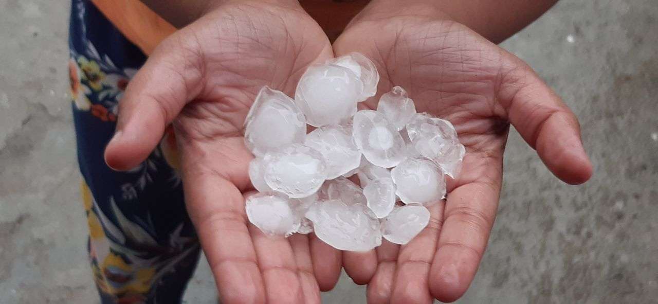 अचानक बदला मौसम, बड़े-बड़े ओले के साथ तेज बारिश, काफी नुकसान