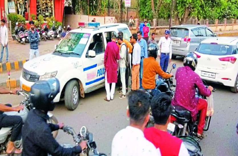 police नई बाइक खरीदवाकर लौट रहे युवक को मारी टक्कर,पेट के ऊपर से निकला पहिया