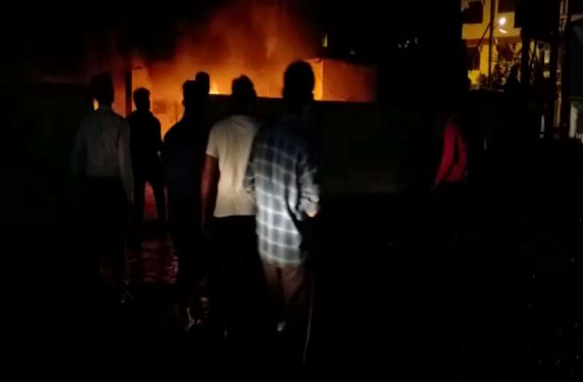 police chowki रात में पुलिस चौकी से आग की लपटें उठती देख, उड़े पुलिस जवानों के होश, जानिये फिर क्या हुआ, देखें वीडियो