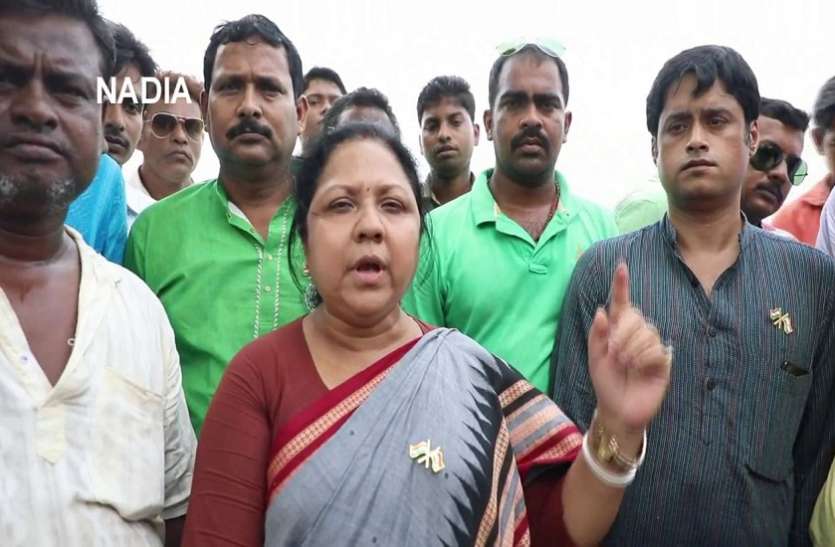 ratna ghosh ममता विधायक रत्ना घोष के बिगड़े बोल, कहा- 'सुरक्षा बलों ने परेशान किया तो झाड़ू लेकर भगाएंगे'