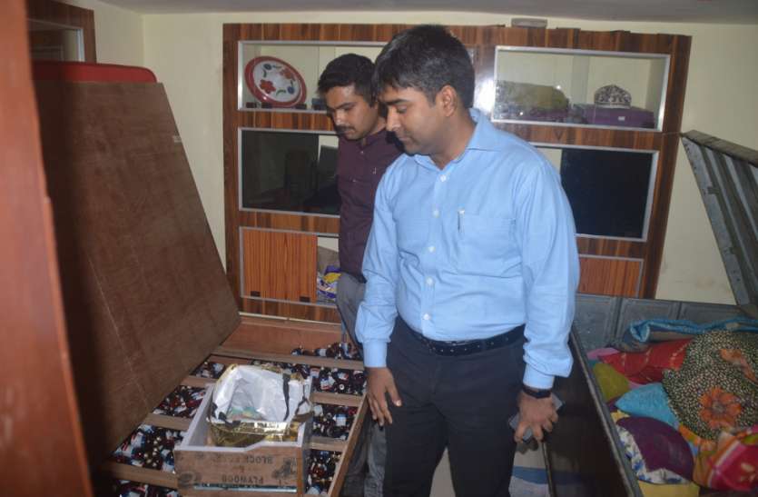 In the house of the smuggler, the drug was found in the gold box, तस्कर के घर में मिला नशीली सिरप का जखीरा, सोने के बक्से में भरा था माल