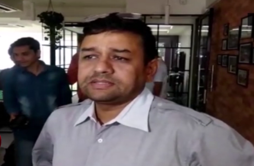 news तीन कंपनियों का ताला तोड़कर चोरों ने लाखों रुपये के सामान पर ऐसे किया हाथ साफ, देखें वीडियो
