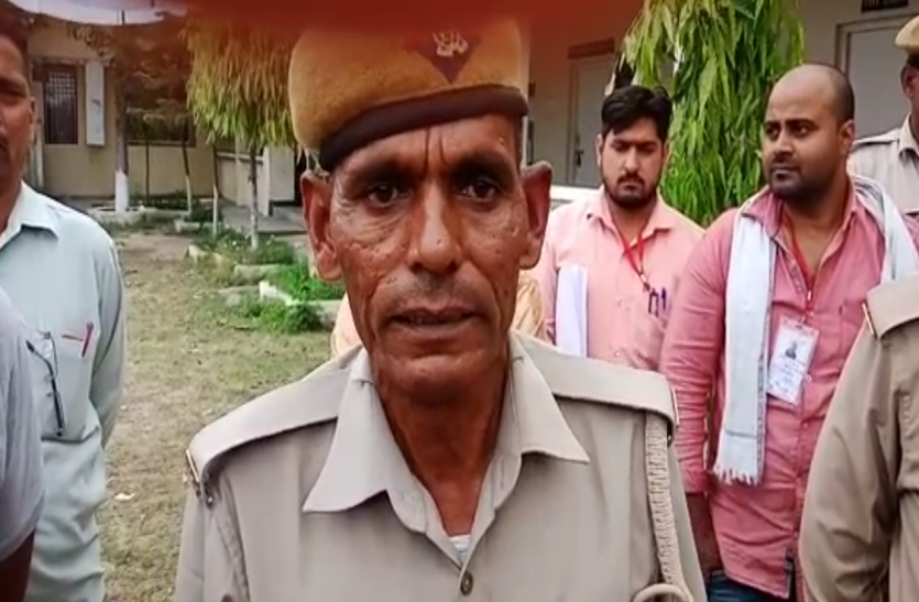 NEWS पाेलिंग बूथ पर EVM न उठाने पर एसडीएम ने होमगार्ड को जड़ा थप्पड़ और फिर...