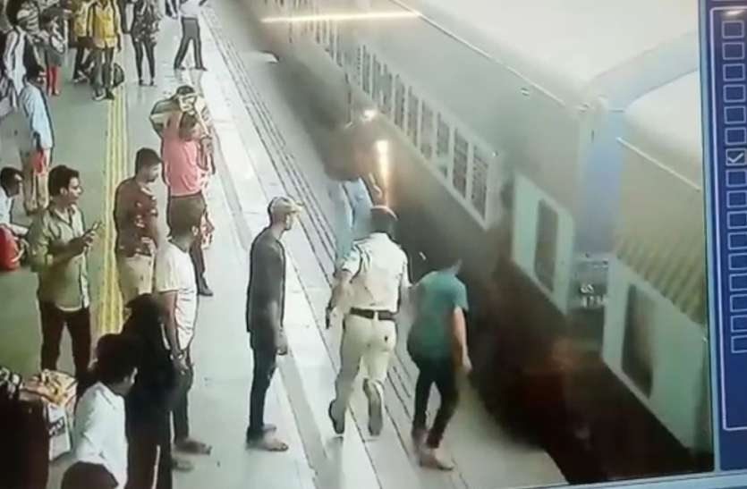surat photo प्लेटफॉर्म और ट्रेन के बीच फंसे यात्री को रेलवे सुरक्षा बल के जवान ने बचा लिया