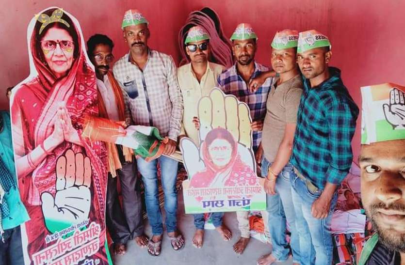 Teacher सिर पर कांग्रेस की टोपी और गले में गमछा लटकाकर ये शिक्षक मांग रहा था वोट, आ गया कलक्टर की नजर में फिर हुआ ये...