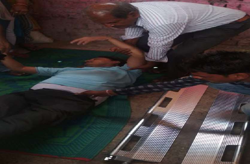 teacher बूथ पर मतदाता पर्ची बांटते हुए शिक्षक को आया हार्ट अटैक, मौके पर मौत