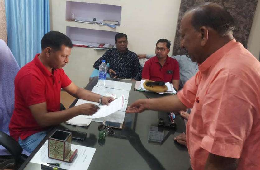 concerned-over-rising-thieves-trade-union-memorandum-submitted चोरी की वारदातों पर अंकुश के लिए व्यापार संघ ने थाना प्रभारी को सौंपा ज्ञापन