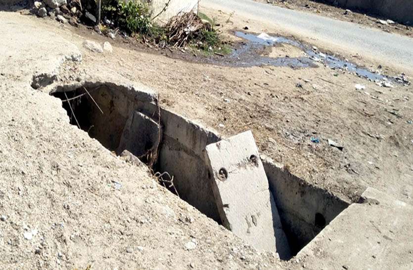 bike-rider-and-cattle-injuries-in-open-drains जरा सा चूके कि गए गड्ढे में, खुले पड़े नालों में चोटिल हो रहे बाइक सवार व मवेशी