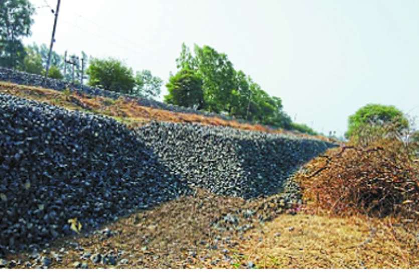 railway रेलवे ट्रैक पर तीन साल बाद लगेगी गिट्टी, अफसरों ने अभी से डलवा ली, होगा लाखों का नुकसान