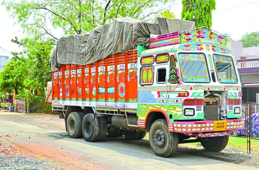patrika ऐसा चलाया ट्रक के कर दिया बिजली फॉल्ट, घर और दुकानों के जल उपकरण