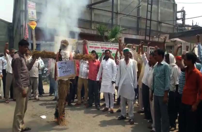 Farmers Protest UP में बकाया भुगतान मांग रहे गन्ना किसानों पर एफआईआर, PM मोदी का फूंका था पुतला