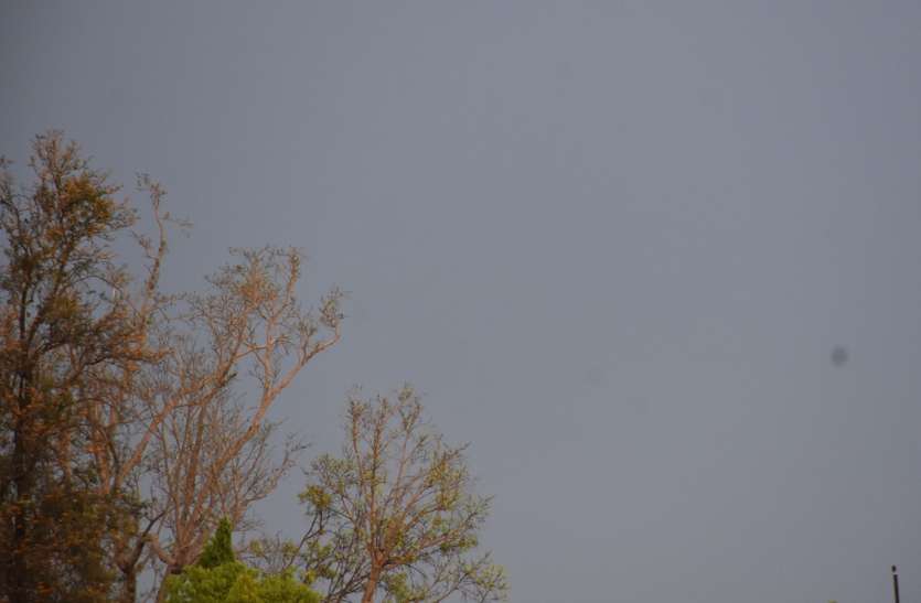 weather बारिश और बादलों ने तापमान गिराया