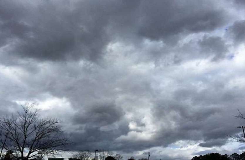 Weather हल्की बारिश से गिरा तापमान, किसानों की बढ़ गयी परेशानी