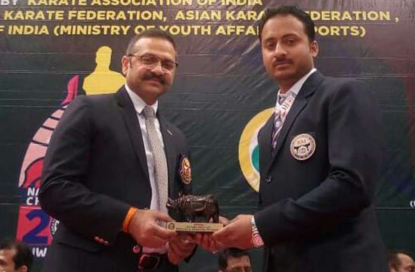 Ambuja honored at the National Karate Championship नेशनल कराते चैंपियनशिप में अंबुज सम्मानित