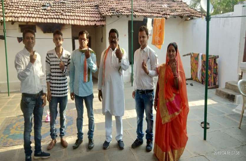 CG News लोकसभा चुनाव Live : कांग्रेस प्रत्याशी भोलाराम साहू ने परिवार के साथ किया वोट