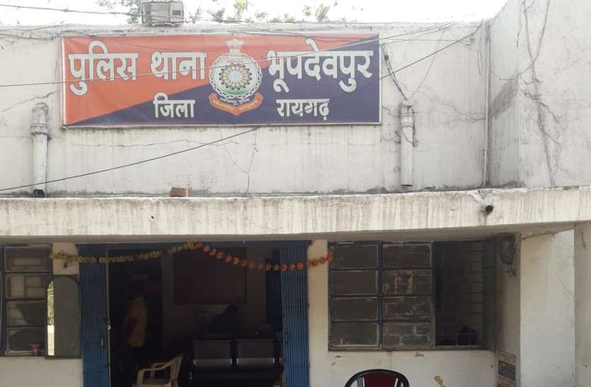 खड़ी ट्रेलर को पीछे से दूसरे ट्रेलर चालक ने मारा टक्कर, एक की हालत गंभीर खड़ी ट्रेलर को पीछे से दूसरे ट्रेलर चालक ने मारा टक्कर, एक की हालत गंभीर