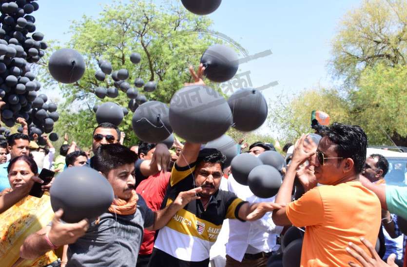 black balloons भाजपा प्रत्याशी अर्जुनराम मेघवाल ने भरा नामांकन, भाटी के समर्थकों ने उड़ाए काले गुब्बारे