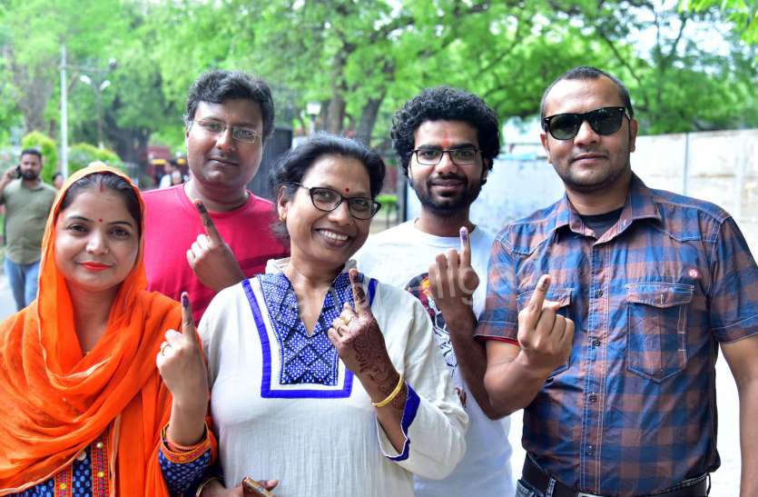 Lok Sabha Chunav, Lok Sabha Chunav 2019, Lok Sabha Election, Lok Sabha Election 2019, Lok Sabha UP Chunav, Lok Sabha Chunav 2019 Date, Lok Sabha Chunav 2019 Ki Tarikh, 2019 Lok Sabha Chunav, Loksabha Chunav, LokSabha Election, Lok Sabha News in Hindi, BJp, BJP candidate, Election result, Aligarh, Polling booth, DM hathras, Matdan, Polling party, Polling, Voting Hathras news, Hathras news in hindi, Latest news, Mathura ki news, Lok Sabha Chunav news, Lok Sabha Chunav 2019 news, Hathras constituency news, Polling booth news, Matdan news, Polling party news, BJP news हाथरस लोकसभा सीट पर 61.2 प्रतिशत मतदान, सबसे कम छर्रा में वोट पड़े, देखें वीडियो