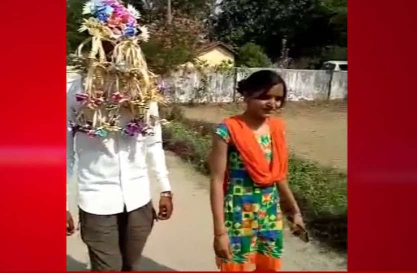 Lok Sabah CG 2019 शादी का सेहरा पहने बहन के साथ पोलिंग बूथ पहुंचा दुल्हा, मतदान के बाद निकली बारात