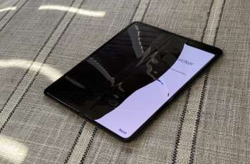 Samsung Galaxy Fold Screens are breaking Samsung Galaxy Fold की टूट रही स्क्रीन, सोशल मीडियो पर फोटो हुई वायरल