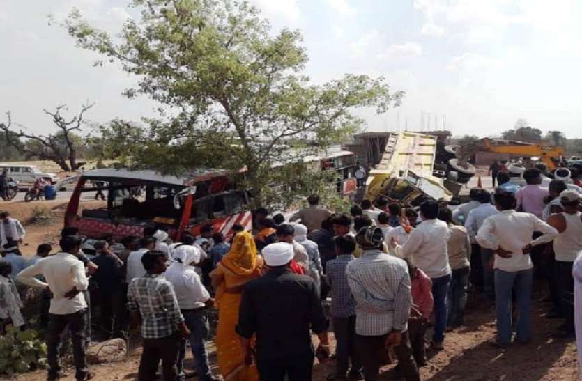 Rush collision in bus and dumper बस और डम्फर में हुई जोरदार टक्कर, दर्जनों यात्री घायल व दो की मौत