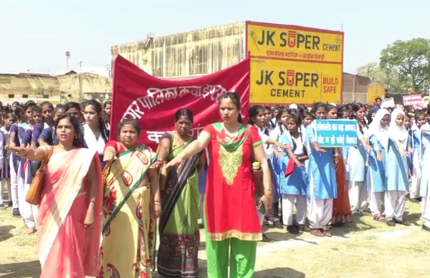 voter वोट के लिए सड़क पर आए हजारों छात्र-छात्राएं, देखें वीडियो