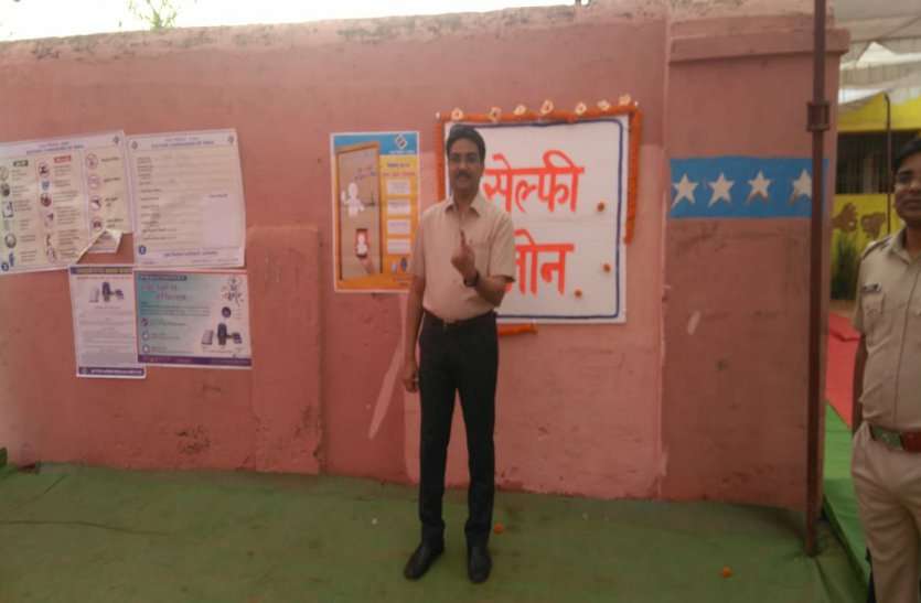 sunil jain महासमुंद कलेक्टर सुनील कुमार जैन ने वोट डाल, जनता से की मतदान की अपील