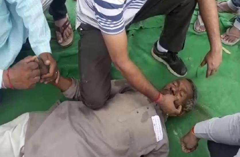 news Election : मतदान करने के बाद बूथ के अंदर ही जमीन पर गिरे बुजुर्ग, अस्पताल में कराया गया भर्ती- देखें वीडियो