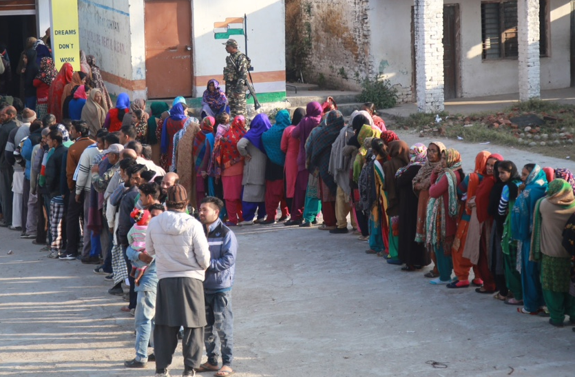 file photo बिहार की पांच लोकसभा सीटों पर हुआ चुनाव, कुल 68 उम्मीदवारों का भाग्य ईवीएम में कैद