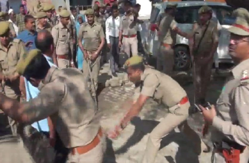 bijnor police अपने गांव में मतदान केन्द्र बनवाने पर ग्राम प्रधान अनीस को पुलिस वालों ने घेरकर जानवरों की तरह पीटा