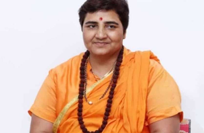 pragya thakur प्रत्याशी बनते ही साध्वी की बढ़ी मुश्किलें, चुनाव लड़ने पर रोक लगाने के लिए EC से शिकायत