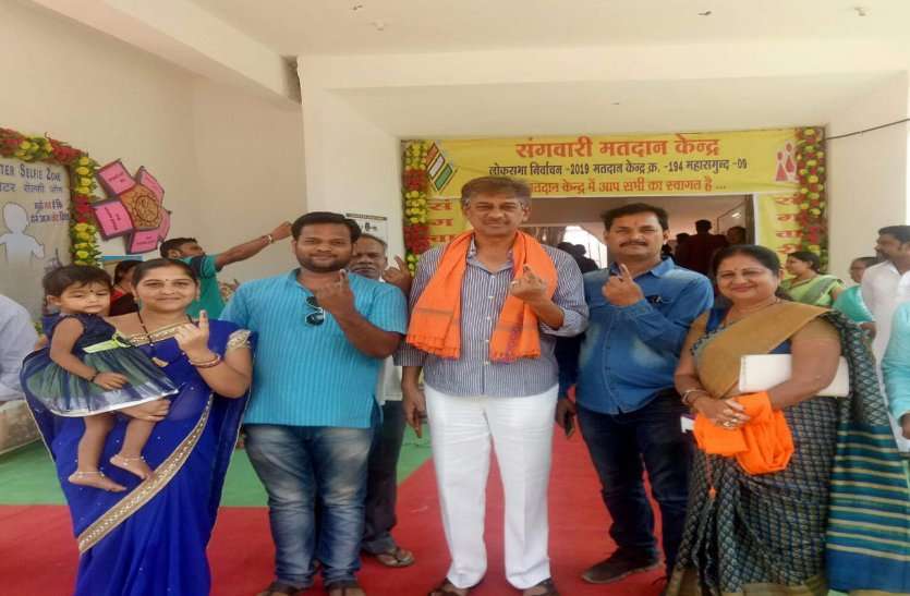 vimal chopda सराईपाली विधायक किस्मतलाल नन्द और महासमुंद पूर्व विधायक विमल चोपड़ा ने किया मतदान