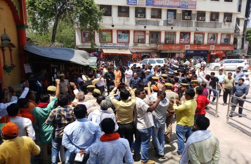 CM Yogi Adityanath बनारस पहुंचे सीएम योगी आदित्यनाथ ने संकट मोचन मंदिर में टेका मत्था