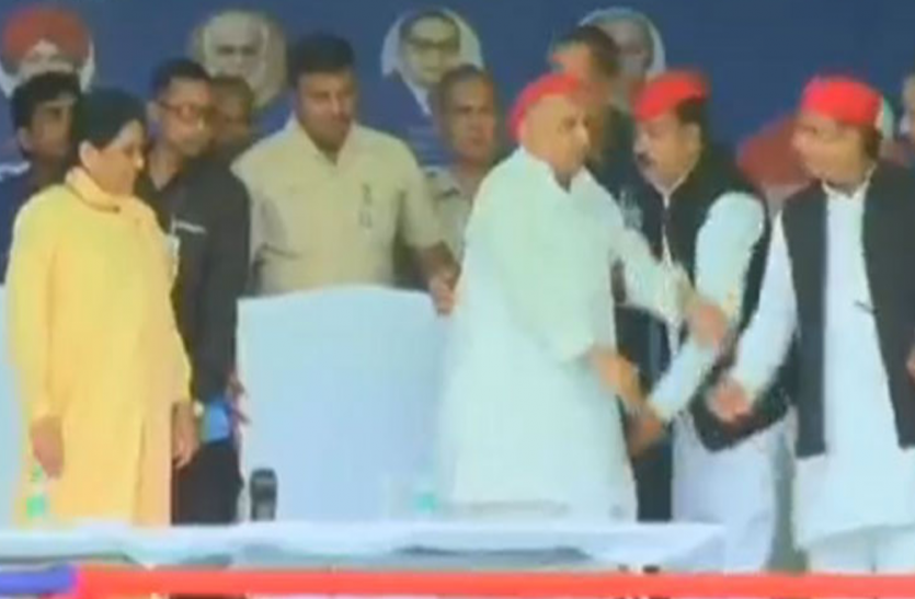 mulayam akhilesh yadav and mayawati together on stage in mainpuri Live: बन गया इतिहास, धुल गया मन का मैल, 24 साल बाद माया की तारीफ में मुलायम ने पढ़े कसीदे