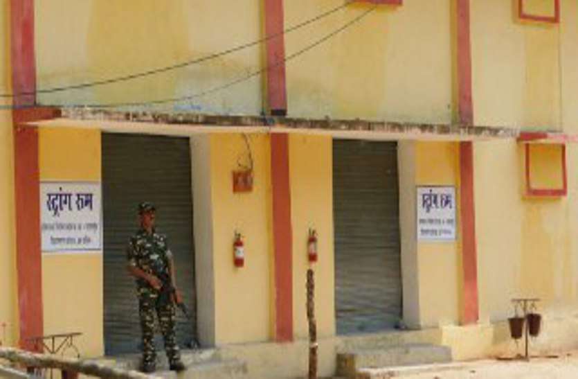 stongroom ईवीएम एवं वीवीपैट स्ट्रांग रूम में सील, 23 मई को खुलेगा प्रत्याशियों के क़िस्मत का पिटारा