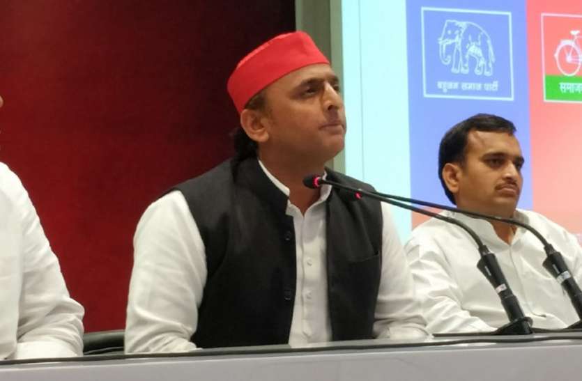 akhilesh yadav मायावती-मुलायम संग हिट रैली के बाद अखिलेश ने भाजपा को दिया झटका, इस सासंद को दिलाई सपा में सदस्यता