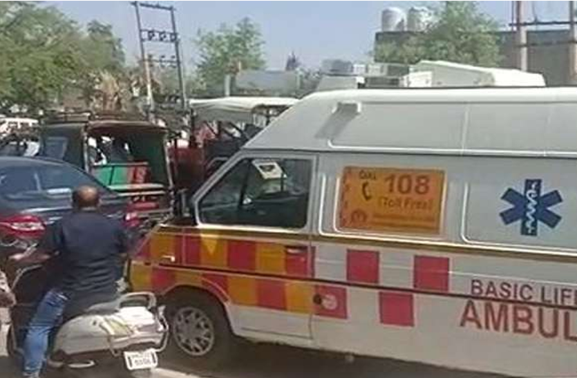 ambulance भाजपा प्रत्याशी सुनीता दुग्गल का रोड शो गर्भवती महिला के लिए बना मुसीबत, जाम में फंसी एंबुलेंंस, 15 मिनट तक अटकी रही सांसें