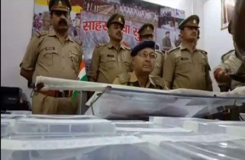 UP police arrest young man with illegal guns यूपी पुलिस ने असलहा फैक्ट्री पर मारा छापा, एक युवक को गिरफ्तार कर भेजा जेल