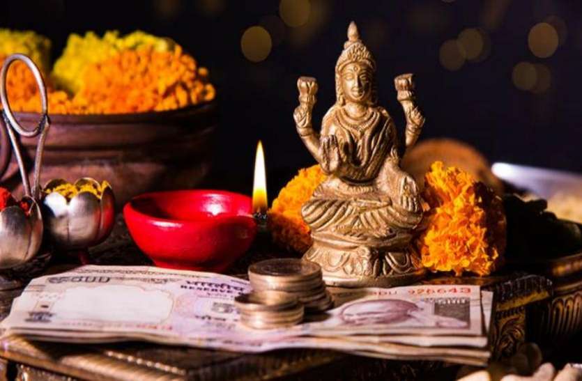 maa laxmi शुक्रवार की शाम को करें लाल चंदन का ये टोटका, जमकर बरसेगी मां लक्ष्मी की कृपा