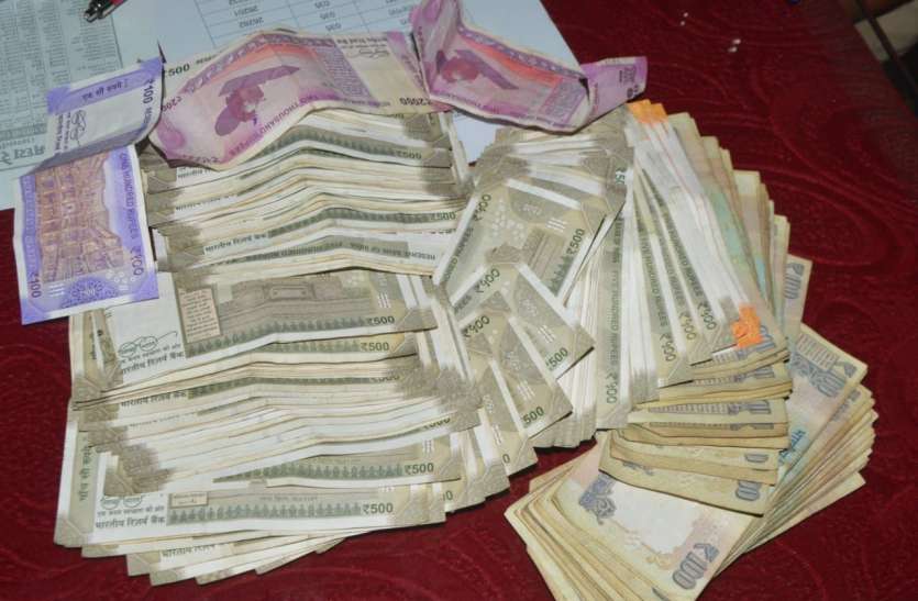 Sft team seized from 21 lakh rupees in hoshangabad lok sabha election 2019 एसएफटी टीम कर रही थी वाहनों की जांच, मिला कुछ ऐसा..