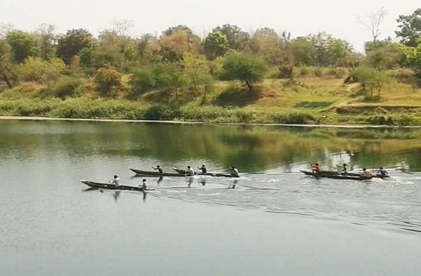 हनुमान चालीसा व सुन्दरकाण्ड के पाठ के साथ नौका दौड़ स्पर्धा का आयोजन