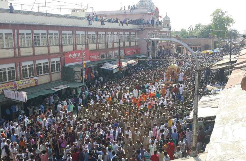 #Mahavirji mela जिनेन्द्र के गगनभेदी जयकारों से गुंजायमान हुआ महावीर धाम