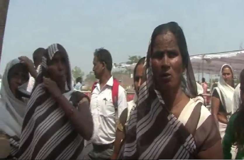 Humiliation of women in meeting of yogi योगी की सभा में महिलाओं का अपमान, नहीं मिली बैठने को जगह
