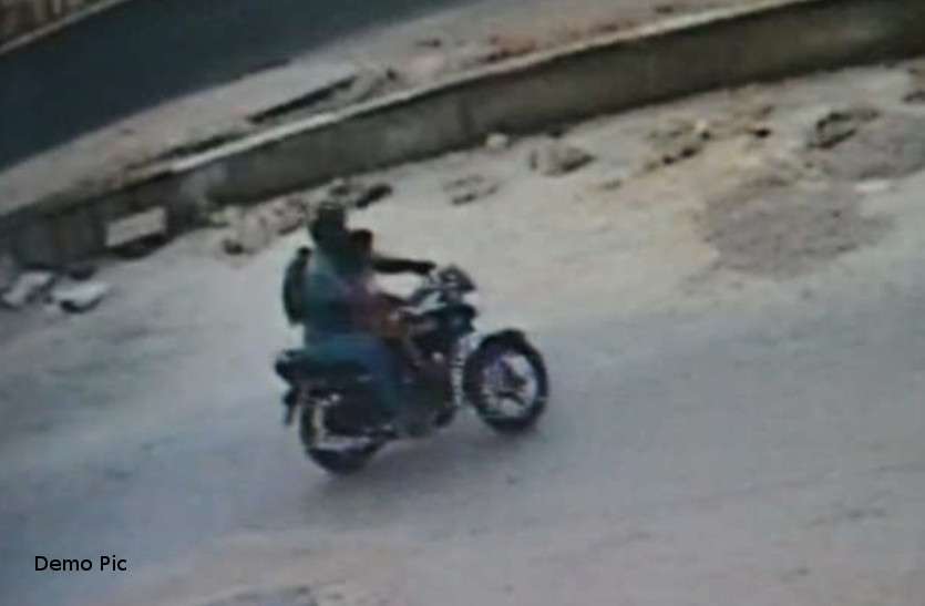 bike दुल्हन के अपहरण के बाद अब यहां माता-पिता के पास सो रही मासूम का अपहरण